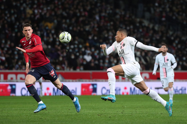 Piłkarz drużyny Lille OSC Sven Botman (L) i zawodnik Paris Saint-Germain Kylian Mbappe (P) podczas meczu francuskiej ekstraklasy