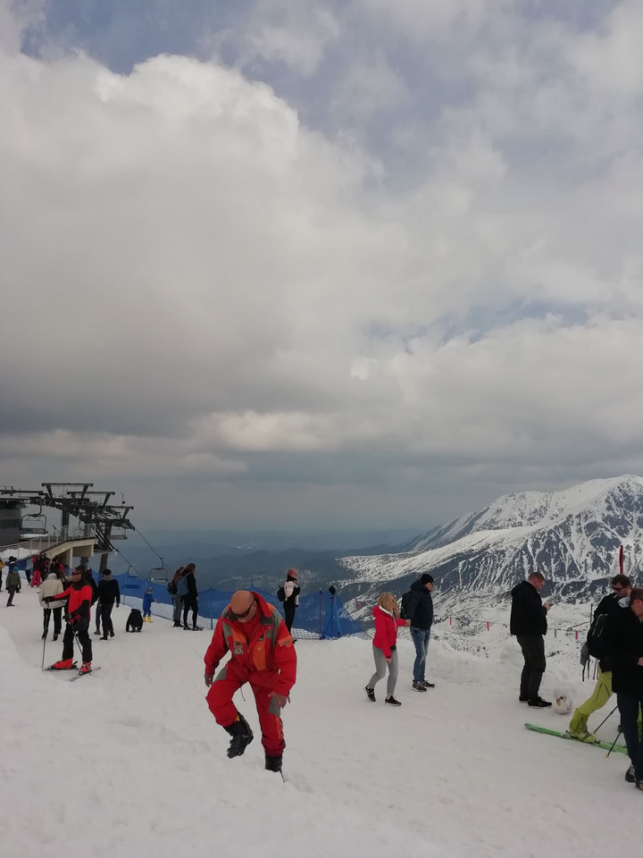 Większość turystów na Kasprowym Wierchu to narciarze 
