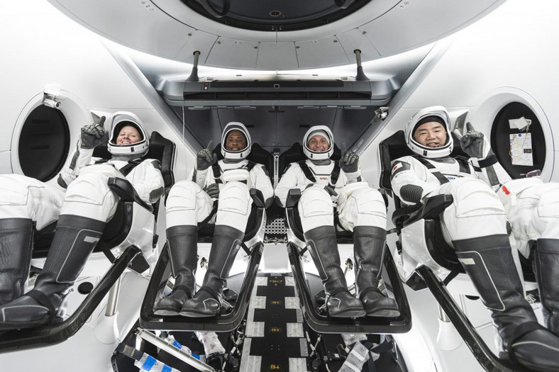 Załoga Crew-1 (od lewej): Michael Hopkins (dowódca), Victor Glover (pilot) oraz Shannon Walker (specjalistka misji) z NASA i Soichi Noguchi (specjalista misji) z japońskiej agencji JAXA.