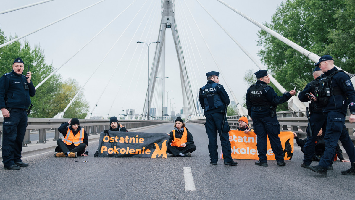 Aktywiści "Ostatniego Pokolenia" próbowali zablokować dwa warszawskie mosty