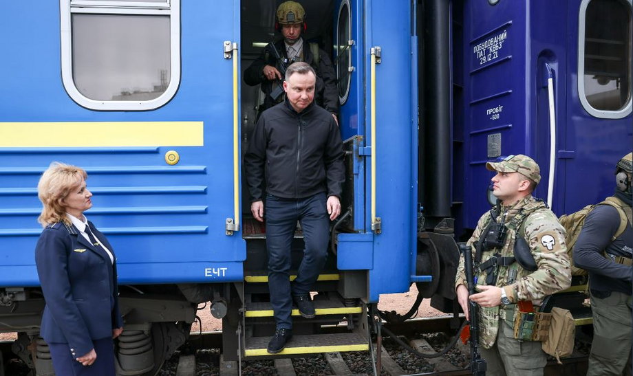 Prezydent Duda wysiada z pociągu w Kijowie