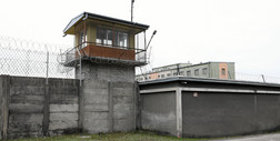 Wybuchy i śpiewy pod więziennym murem. Koszmar mieszkańców Białołęki