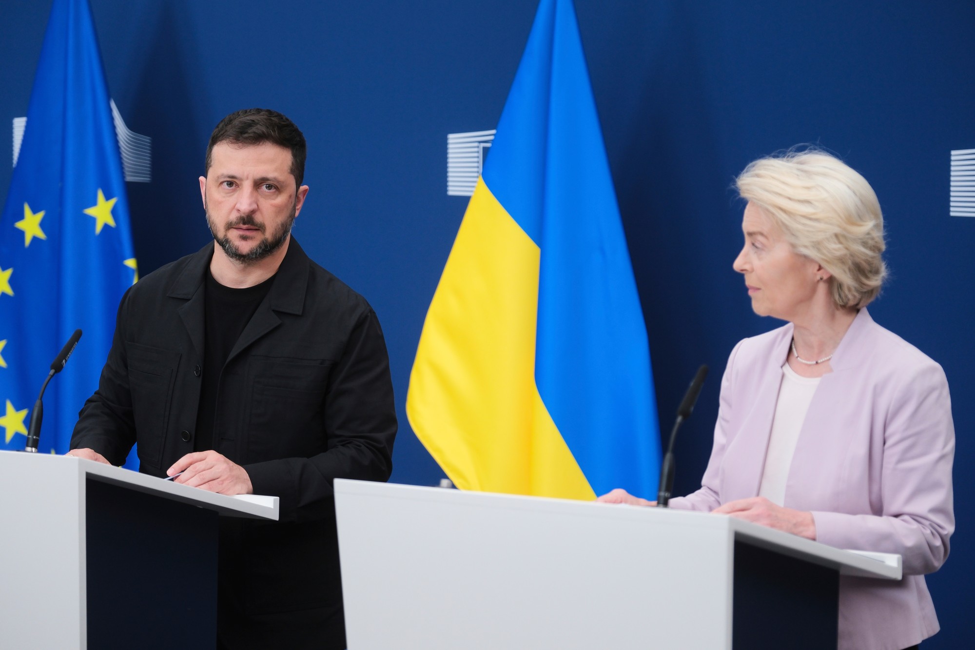 Predsedníčka Európskej komisie Ursula von der Leyenová a ukrajinský prezident Volodymyr Zelenskyj. 