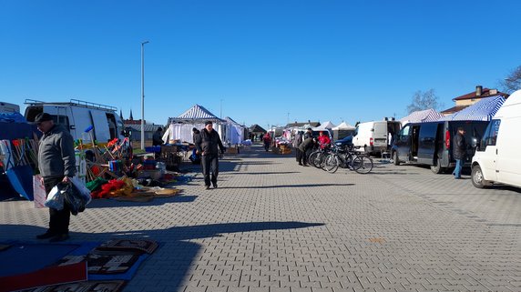 Wtorkowe targowisko w Sokołach na Podlasiu