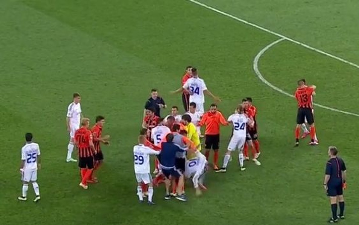 Polała się krew na meczu Szachtar - Dynamo. Pobili się piłkarze reprezentacji Ukrainy. WIDEO