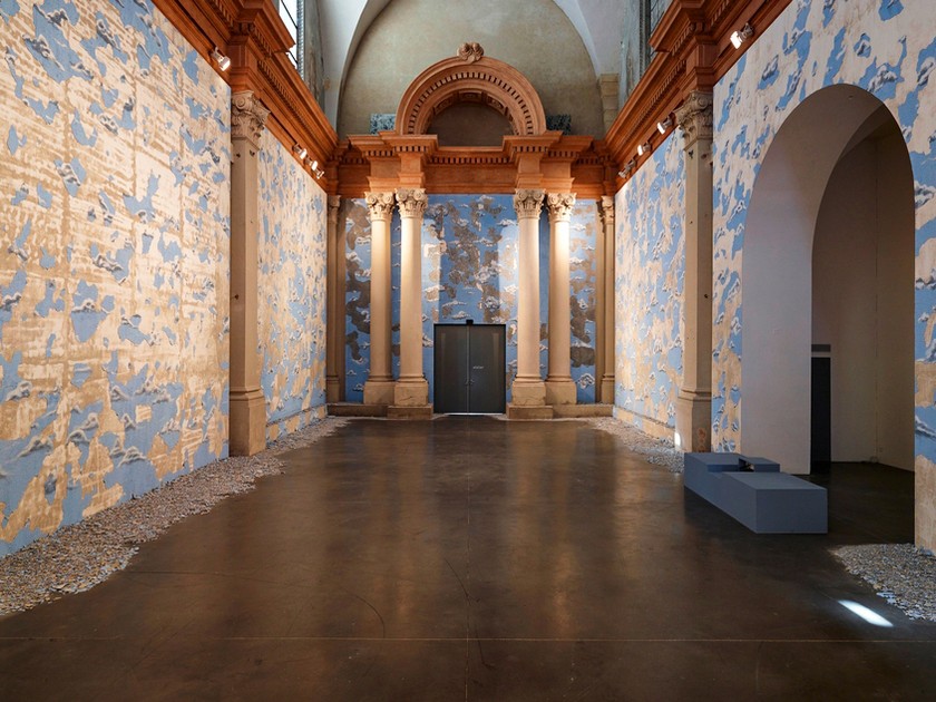 Latifa Echakhch, «Partition pour main et masse» Ausstellungsansicht, Centre d’art contemporain Chapelle Saint-Jacques, Saint-Gaudens, 2018.