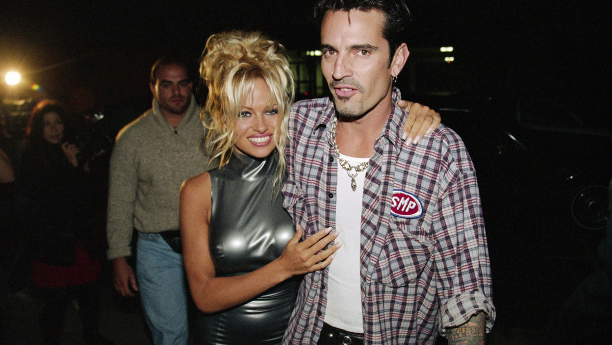 <strong>Ich burzliwym związkiem w latach 90. żył cały świat. Pamela Anderson i Tommy Lee wzbudzali ogromne emocje. Lubili rock’n’rollowe życie, nie stronili od ekscesów, wywoływali skandal za skandalem. Zaczęło się od miłości od pierwszego wejrzenia, potem był błyskawiczny ślub, później na światło dzienne wyszła ich sekstaśma, aż w końcu w ich domu doszło do rękoczynów. Jak naprawdę wyglądał ich związek? Odpowiedzi na to pytanie postanowili poszukać twórcy filmu dokumentalnego "Pamela Anderson i Tommy Lee: miłość, seks i kasety wideo", który od 23 czerwca do 30 lipca można za darmo obejrzeć w serwisie ARTE.tv.</strong>