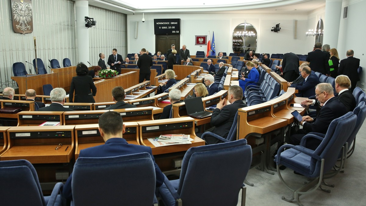 Powstał senacki klub PiS; jego przewodniczącym został Marek Martynowski. Senator zapowiada, że będzie klub chciał ponowić projekt ustawy dekomunizacyjnej, umożliwiającej m.in. zmianę nazw ulic, który – jak powiedział – utknął w sejmowej zamrażarce.