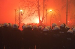 Blisko pół tysiąca osób wylegitymowanych w sobotę wieczorem przed stadionem Legii Warszawa