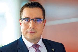 Rafał Kiliński, prezes TUW PZUW, Za pomysłem „Polisy na biznes” stoi za tym ta sama idea, która legła u postaw powołania TUW PZUW, a więc zaangażowanie we wsparcie i rozwój polskiej przedsiębiorczości. Jest wyrazem naszej społecznej odpowiedzialności. Formuła ubezpieczeń wzajemnych, opartych na zasadzie non-profit, daje ku temu wielkie możliwości. Polega na współpracy w imię wspólnego interesu.