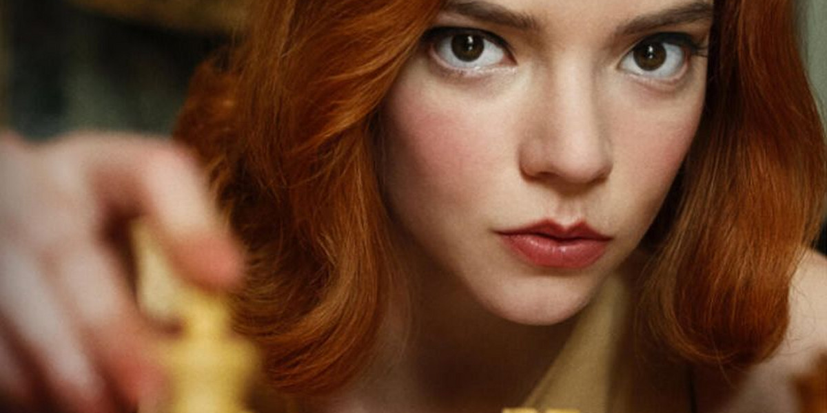 "Gambit królowej" przedstawia historię genialnej szachistki Beth Harmon. Serial szybko stał się bardzo popularny i przywrócił modę na szachy. Są też inne efekty.