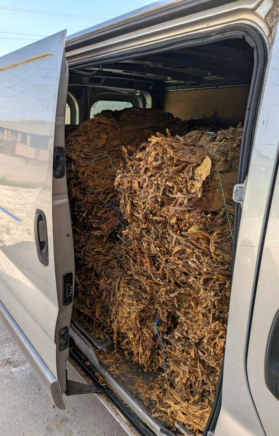 Zaplenjen duvan u balama kod Sremske Mitrovice