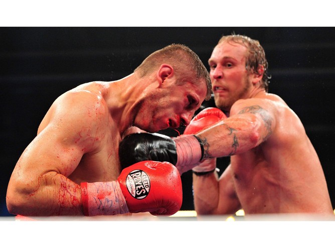 Sergei Liakhovich (po lewej) i Robert Helenius walczą o międzynarodowy tytuł czempiona w wadze ciężkiej. Helenius wygrał walkę. Erfurt, Niemcy