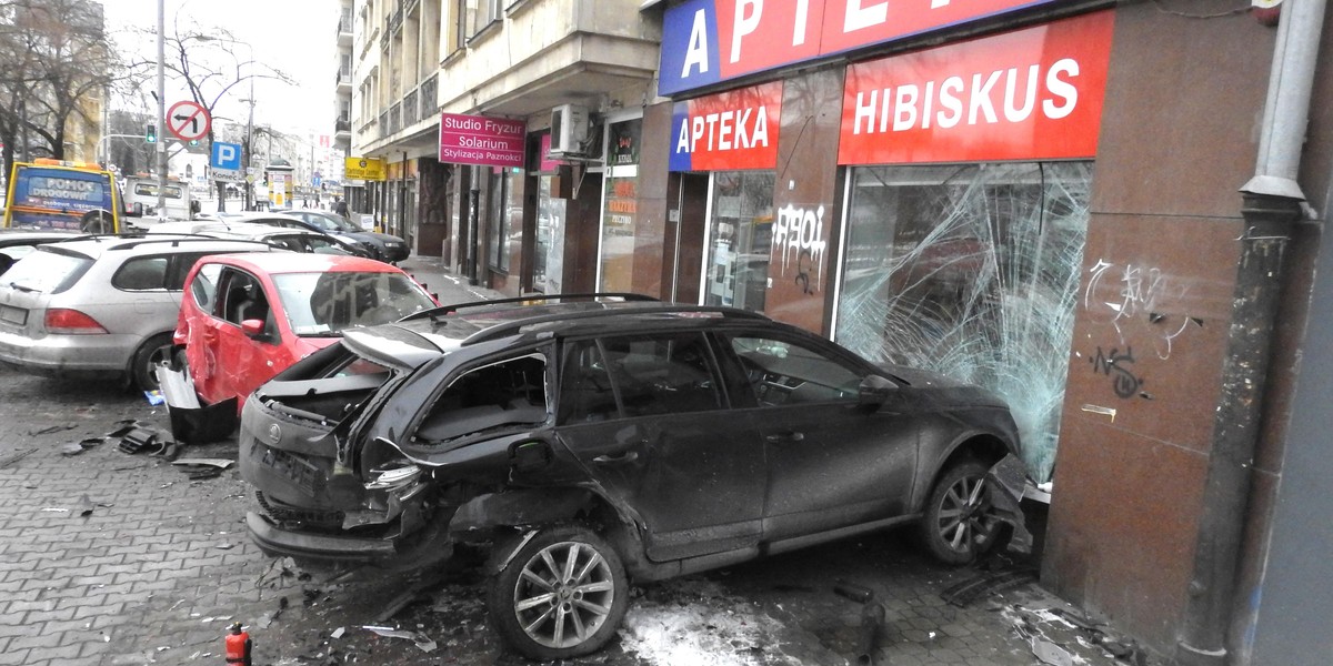 Samochód uderzył w aptekę. Wcześniej stało się to ...