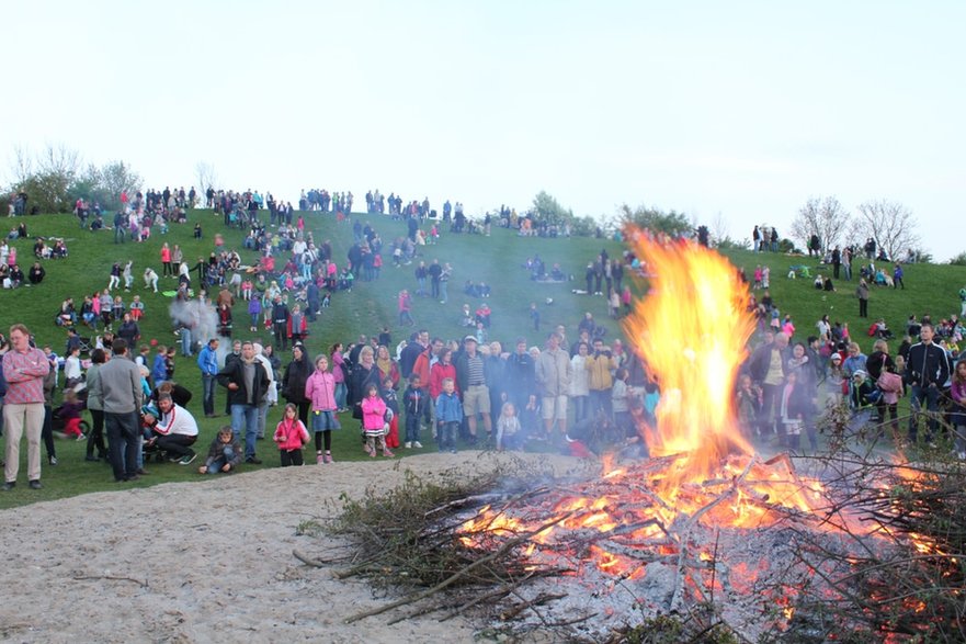 Na okazjonalne ogniska trzeba uzyskać zgodę – na zdjęciu popularne święto Noc Walpurgi