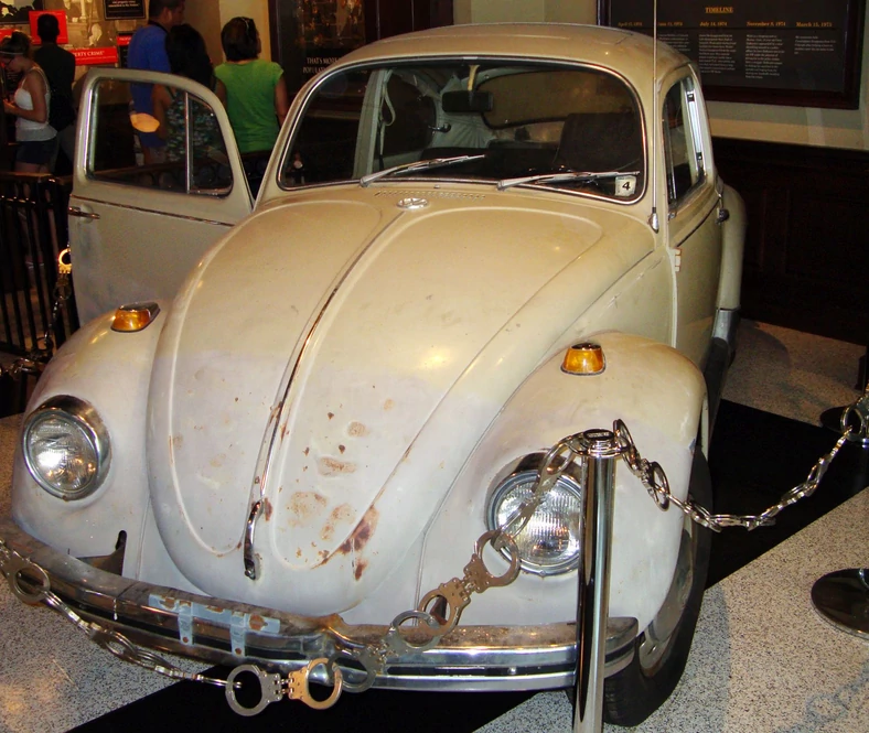 Na zdjęciu Volkswagen Beetle należący do Bundy'ego. Auto miało usunięte przednie siedzenie, aby skrywać ciała przewożonych nim ofiar