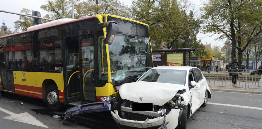 Autobus miażdżył osobówki we Wrocławiu! Są ranni!