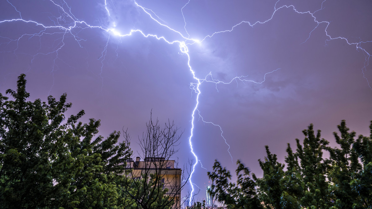 Przed nami stosunkowo ciepły weekend. Po ciepłej i - w przeważającej części kraju - bezdeszczowej sobocie czeka nas jednak burzowa niedziela. Instytut Meteorologii i Gospodarki Wodnej zapowiada ostrzeżenia przed burzami niemal dla całego kraju.