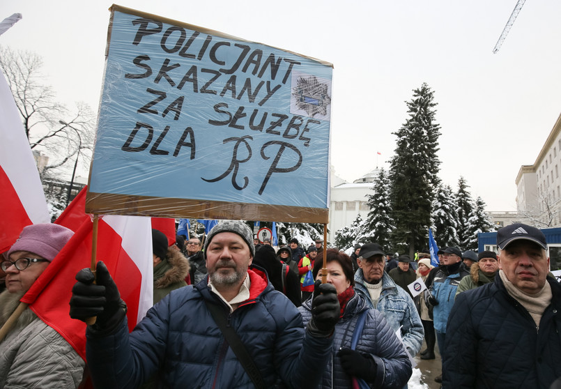 Protest służb mundurowych przed Sejmem