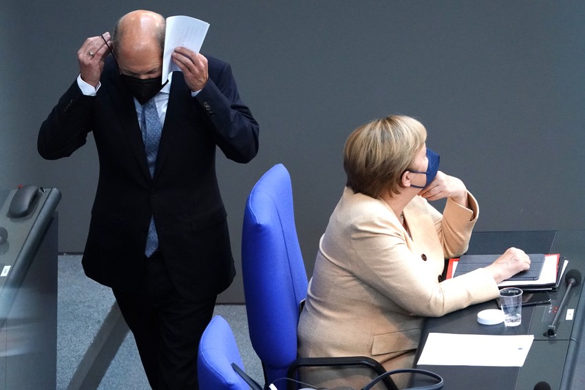 Olaf Šolc i Angela Merkel tokom sednice parlamenta