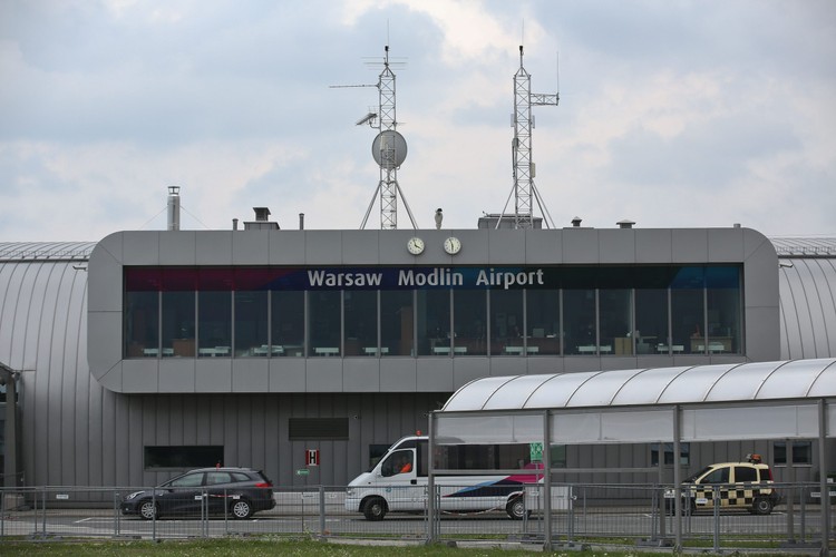 Podróże tanimi liniami i transport z lotnisk - Modlin