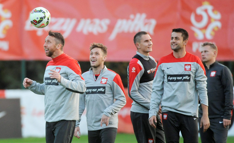 Tylko 14 z 24 piłkarzy reprezentacji Polski wzięło udział w pierwszym treningu na zgrupowaniu przed meczami eliminacyjnymi Euro 2016 z Niemcami (11 października) i Szkocją (14 października).
