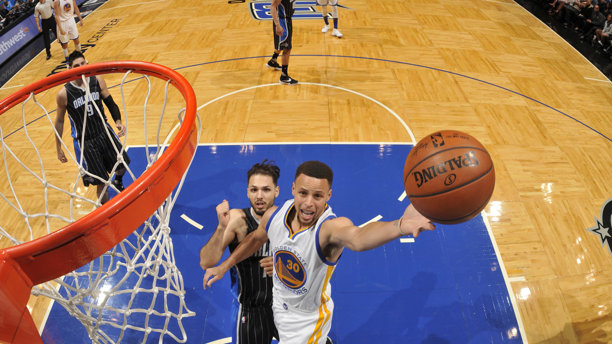 Golden State Warriors wygrywając z Oklahoma City Thunder 121:118 zapewnili sobie miejsce w play-off. Wcześniej tak szybko miejsce w rundzie pucharowej wywalczyli sobie tylko Los Angeles Lakers w sezonie 1987-88.