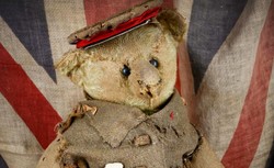 116-letni miś, który pocieszał chłopca w czasie wojny, szuka nowego właściciela. Trafi na aukcje