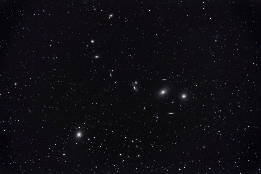 Galaksija M87 (sjajna tačka dole levo)