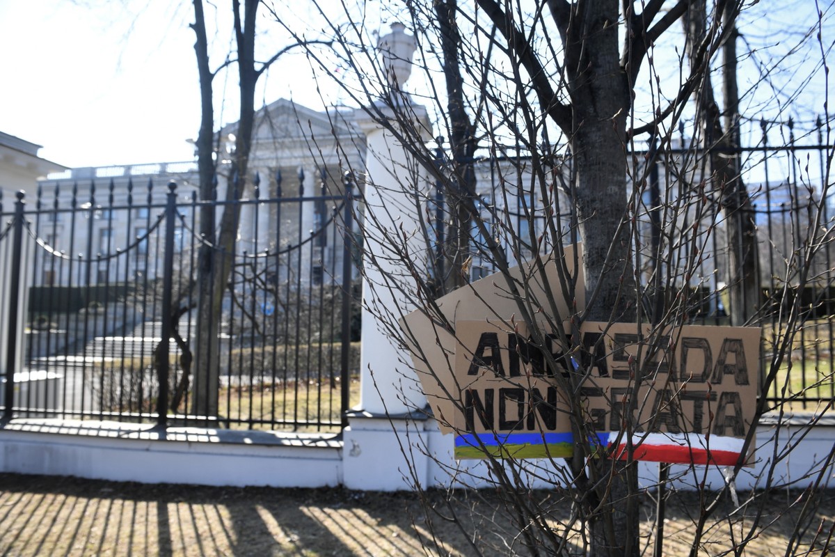 Warszawa, 23.03.2022. Ambasada Federacji Rosyjskiej przy ulicy Belwederskiej w Warszawie, 23 bm. Polska podjęła decyzję o redukcji personelu dyplomatycznego ambasady Federacji Rosyjskiej. Polskę ma opuścić 45 osób o różnych statusach dyplomatycznych. (mr) PAP/Radek Pietruszka
