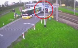 Wjechał autobusem pod pędzący pociąg Pendolino. Wyciekło dramatyczne wideo z Modlina