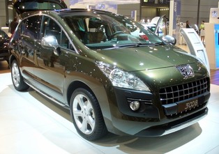 Peugeot stawia na hybrydy, Renault-Nissan na samochody elektryczne