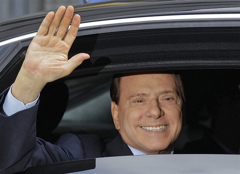 Berlusconi utrzymuje 42 kobiety! Jak to?