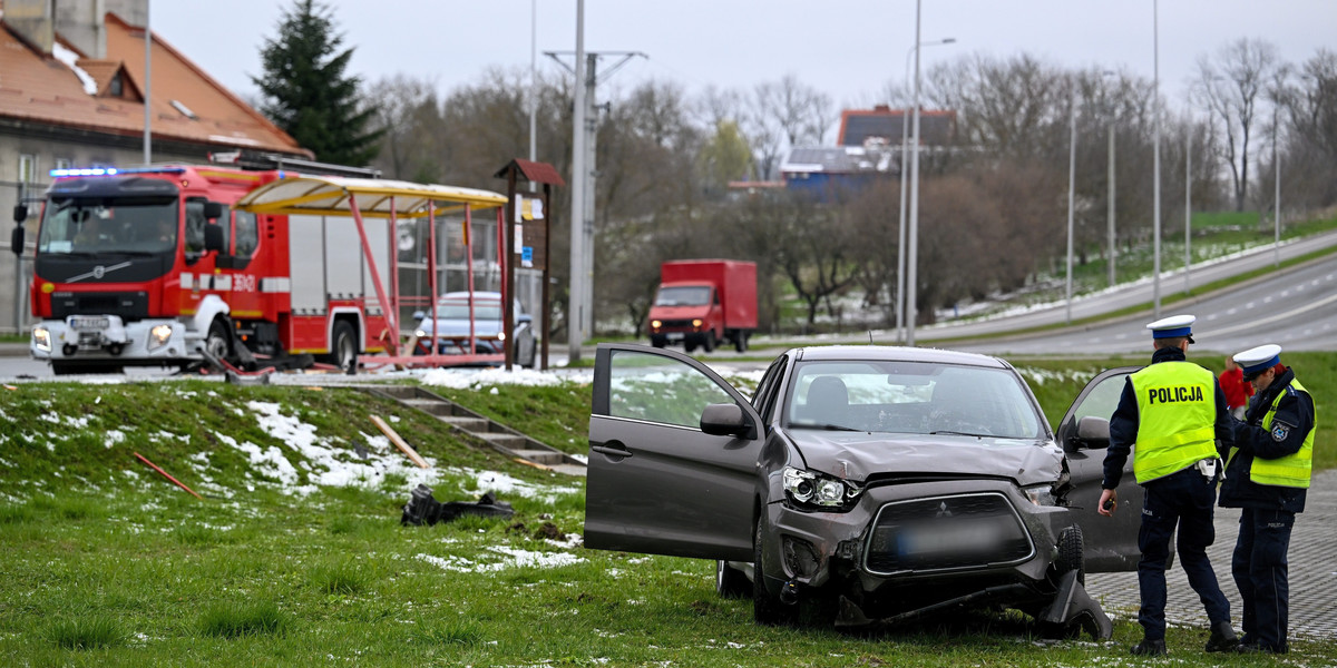 Śmiertelny wypadek w Przemyślu. Auto wjechało w przystanek autobusowy.