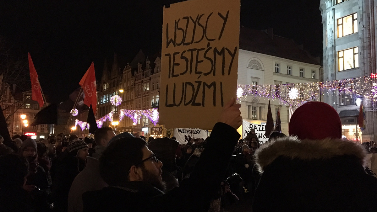 Prawie 500 osób przyszło wieczorem na wrocławski Rynek, by wyrazić swój protest przeciwko nienawiści. Demonstracja to efekt ostatnich rasistowskich ataków, do jakich doszło m.in. w barze z kebabem przy ul. Prusa oraz w lokalu przy Jedności Narodowej we Wrocławiu.