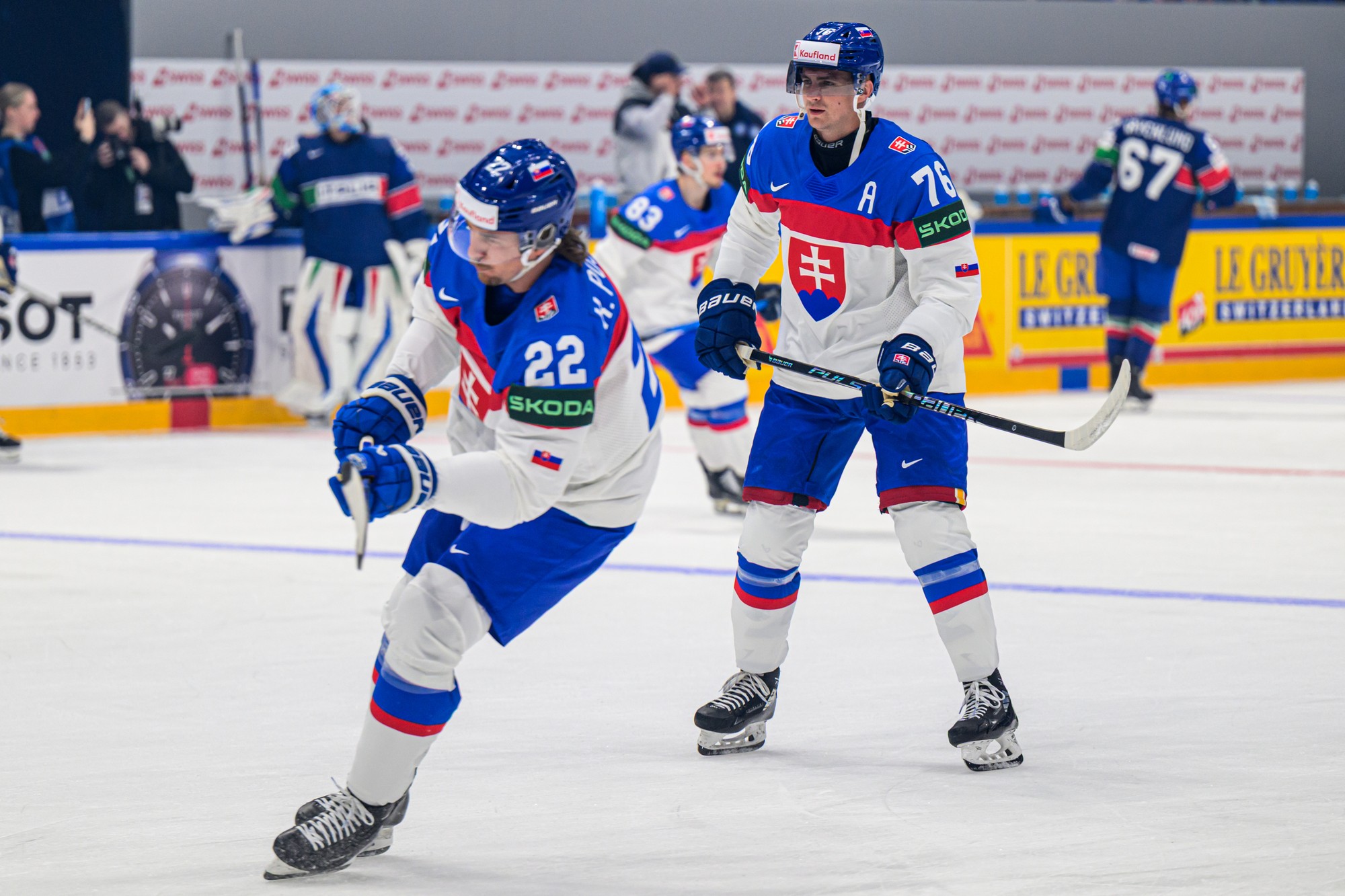 Na snímke zľava Kristián Pospíšil a Martin Pospíšil počas rozkorčuľovania pred zápasom Taliansko - Slovensko.