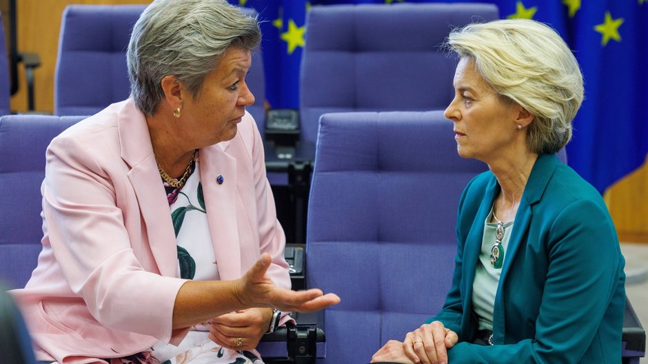 Ylva Johansson (lewa) i Ursula von der Leyen (prawa)