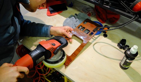 Jak odświeżyć porysowane plastiki - czyli wnętrze na wysoki połysk