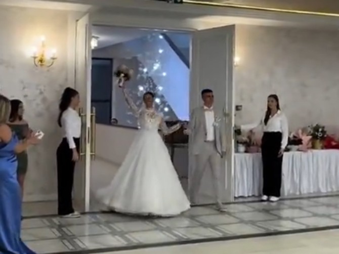 Mladi iz Srbije pola nacije poručuje "odmah se razvedi" zbog pesme koju je mladoženja odabrao za ulazak