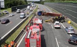 Wypadek na autostradzie A4. Ciężarówka przecięła bariery i zmiotła audi [ZDJĘCIA]