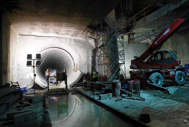 Już teraz gotowe są obydwa tunele biegnące pod Wisłą. W czwartek dziennikarze mieli okazję przejść się jednym z nich.
