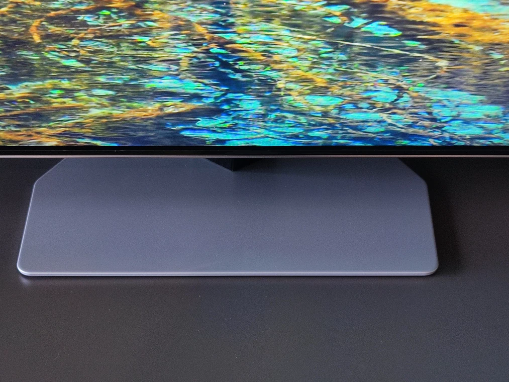 Telewizor Samsung QN92C ma bardzo solidną, pojedynczą podstawkę