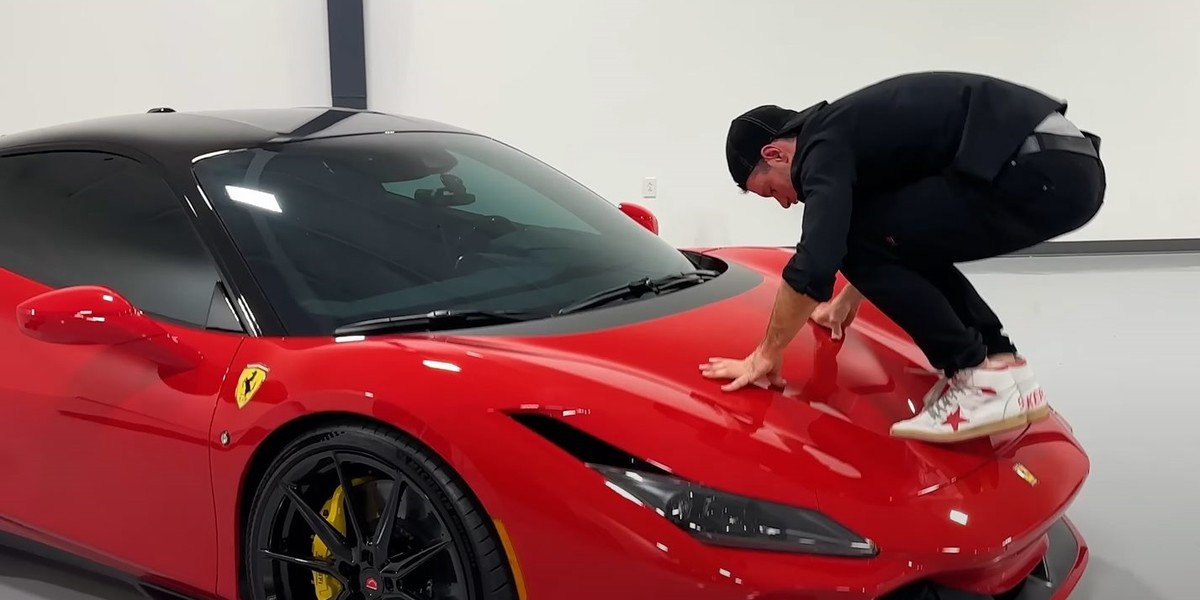 Kupił ferrari za 2 mln zł. Pochwalił się na YouTube jak je niszczy