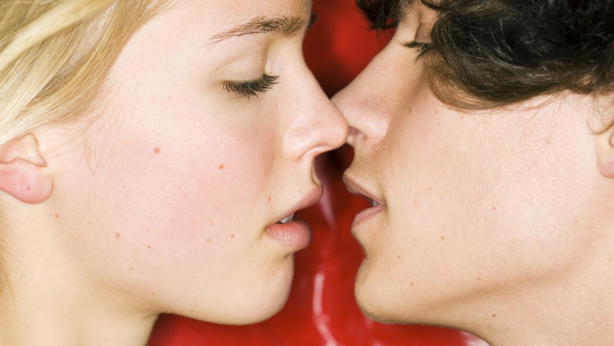 młoda para  się całuje młodzież nastolatki