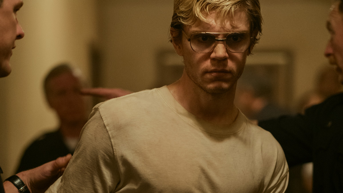 Evan Peters w serialu "Dahmer"