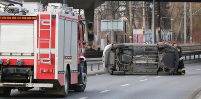 Wypadek w Krakowie. Samochód wypadł z drogi