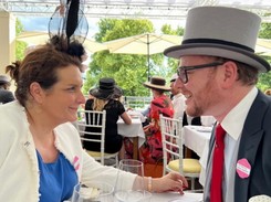 Tak się bawią wyższe sfery. Były mąż Dominiki Kulczyk z małżonką i dziećmi na wyścigach konnych w Ascot [FOTO]