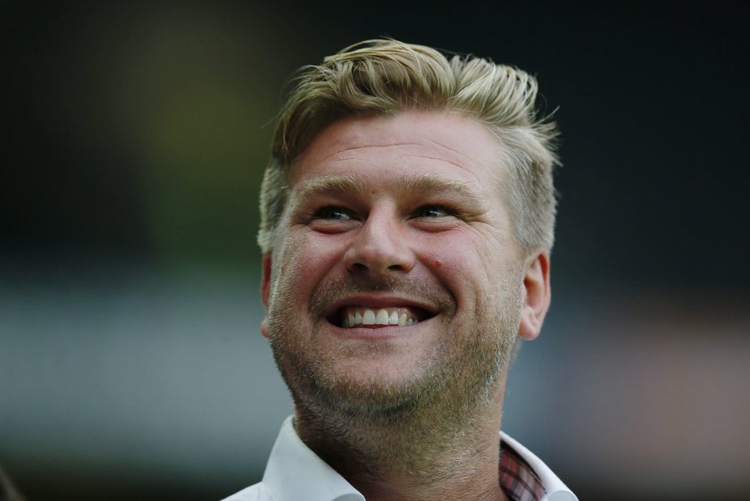 Trener MK Dons Karl Robinson stwierdził, że jego piłkarze muszą oszukiwać