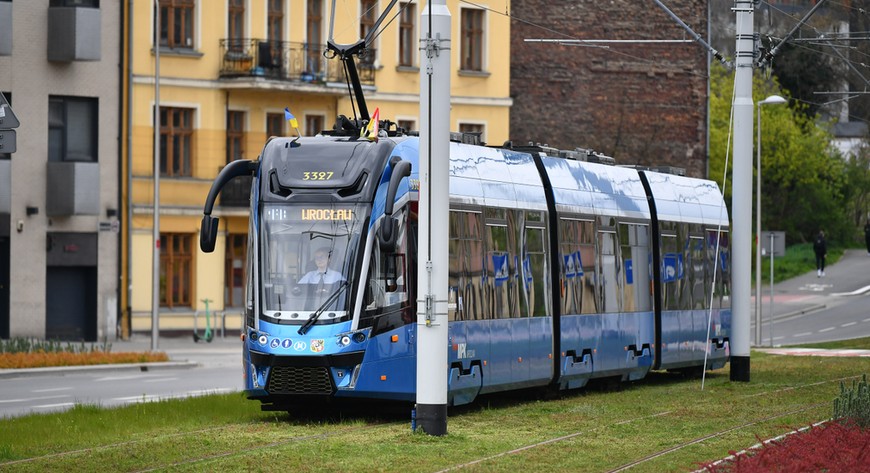 Tramwaj na ul. Dmowskiego we Wrocławiu