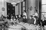 Niemiecki ambasador Otto Abetz na przyjęciu dla aktorów zespołu berlińskiego Teatru Schillera w ambasadzie w Paryżu, luty 1941 r.